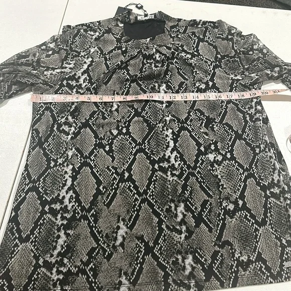 Badgley Mischka Gray and Black snake skin printFitted Blouse - Picture 4 of 8